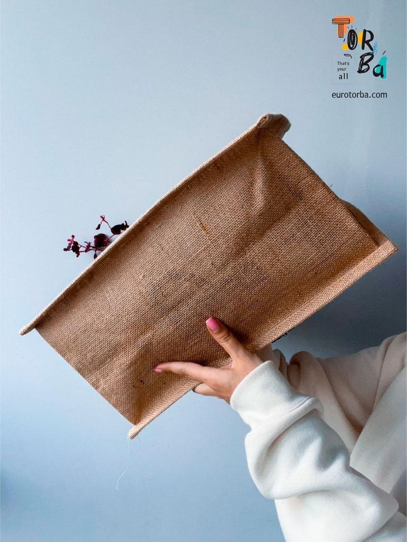 Объемная жесткая сумка из ламинированного джута без печати Размер: 40см х 35см х 20см