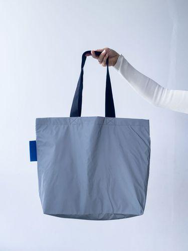 Шопер зі світловідбивної плащівки з чорними ручками — стильна рефлективна сумка для покупок та щоденного використання без друку розмір: 47см х 35см х 12см