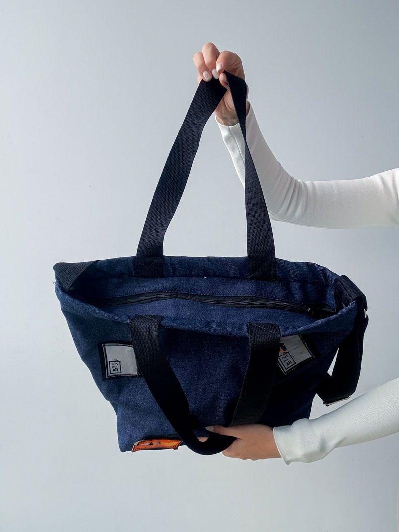 Тёмно-синяя джинсовая сумка с декоративными патчами и внутренними карманами - прочая шоппер-сумка для повседневного использования без печати размер: 45см х 38см х 15см