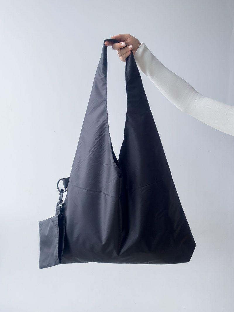 Чёрная сумка-пакет из плащевки с боковым карманом - лёгкая складная экосумка для покупок и повседневного использования без печати размер: 55см × 70см