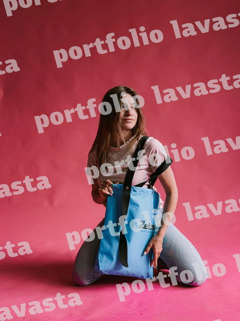 Блакитний шопер із водовідштовхувальної плащівки з чорними ручками та кнопками - легка й міцна сумка для міста та покупок без друку, розмір: 36см х 42см х 7см