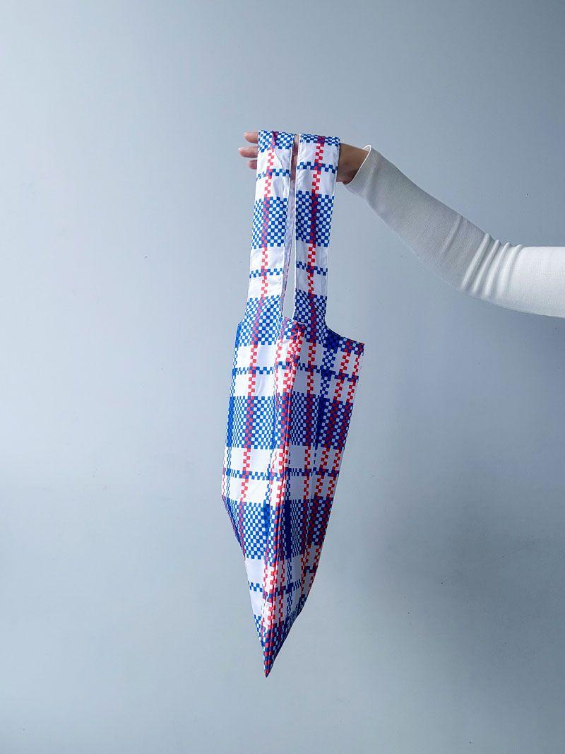 Сумка-пакет із плащівки в клітинку з широкою ручкою - легка складна еко-сумка для покупок, прогулянок та щоденного використання без друку розмір: 45см × 71см