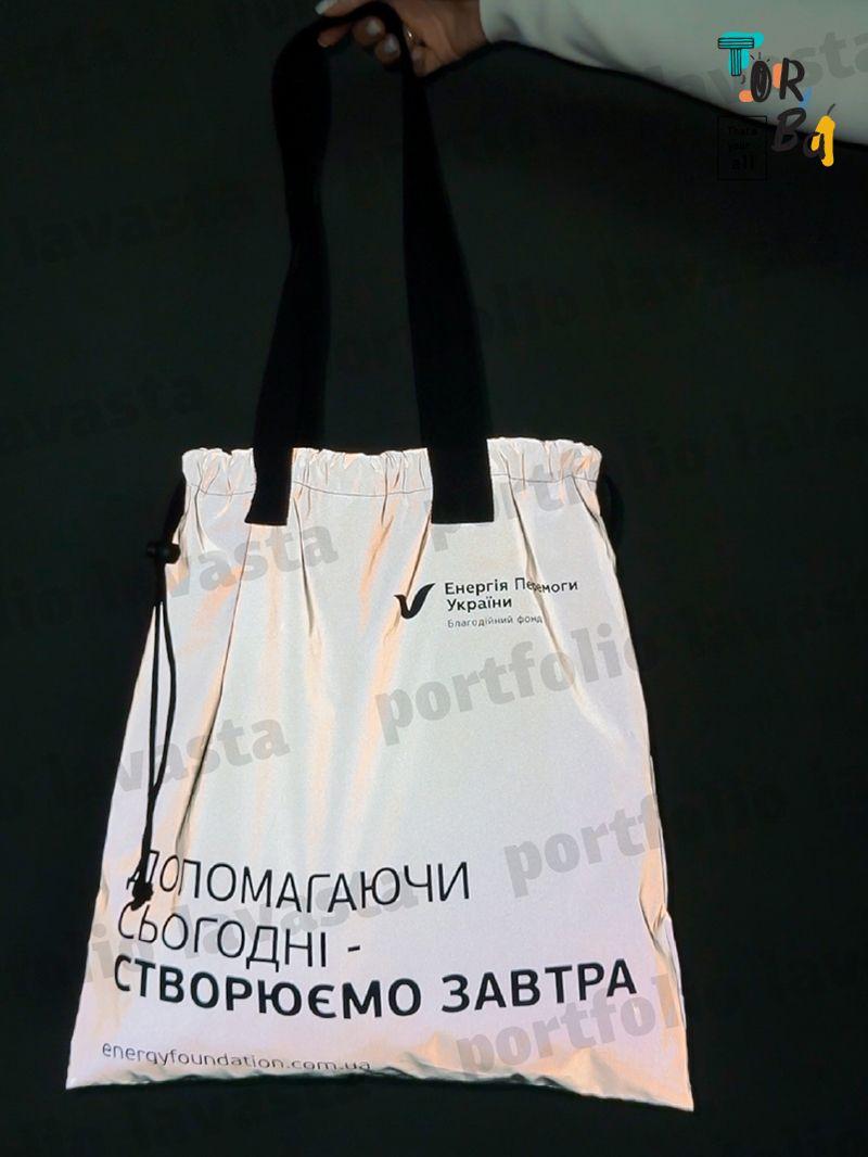 Сумка-мешок на затяжках из серой плащевки и крепкими черными ручками для покупок, без печати, размер: 40см х 42см