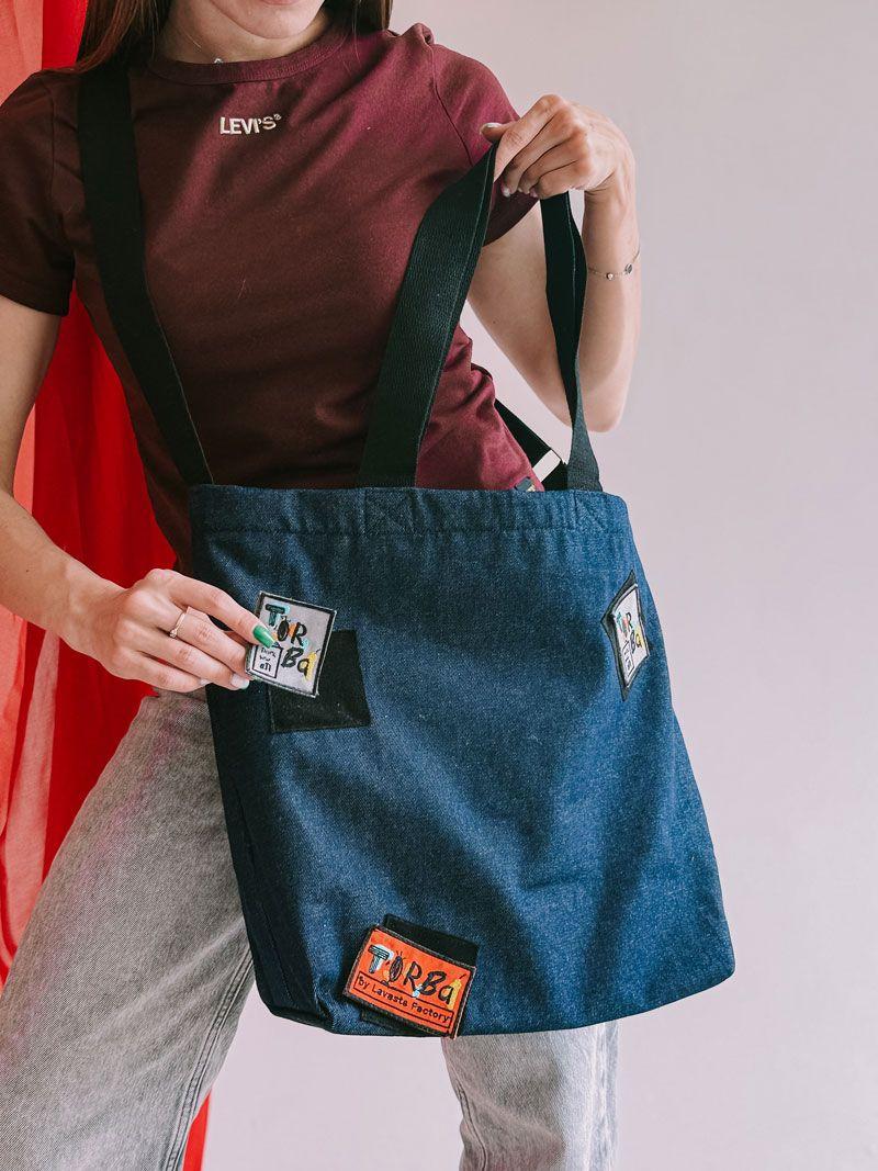 Тёмно-синяя джинсовая сумка с декоративными патчами и внутренними карманами - прочая шоппер-сумка для повседневного использования без печати размер: 45см х 38см х 15см