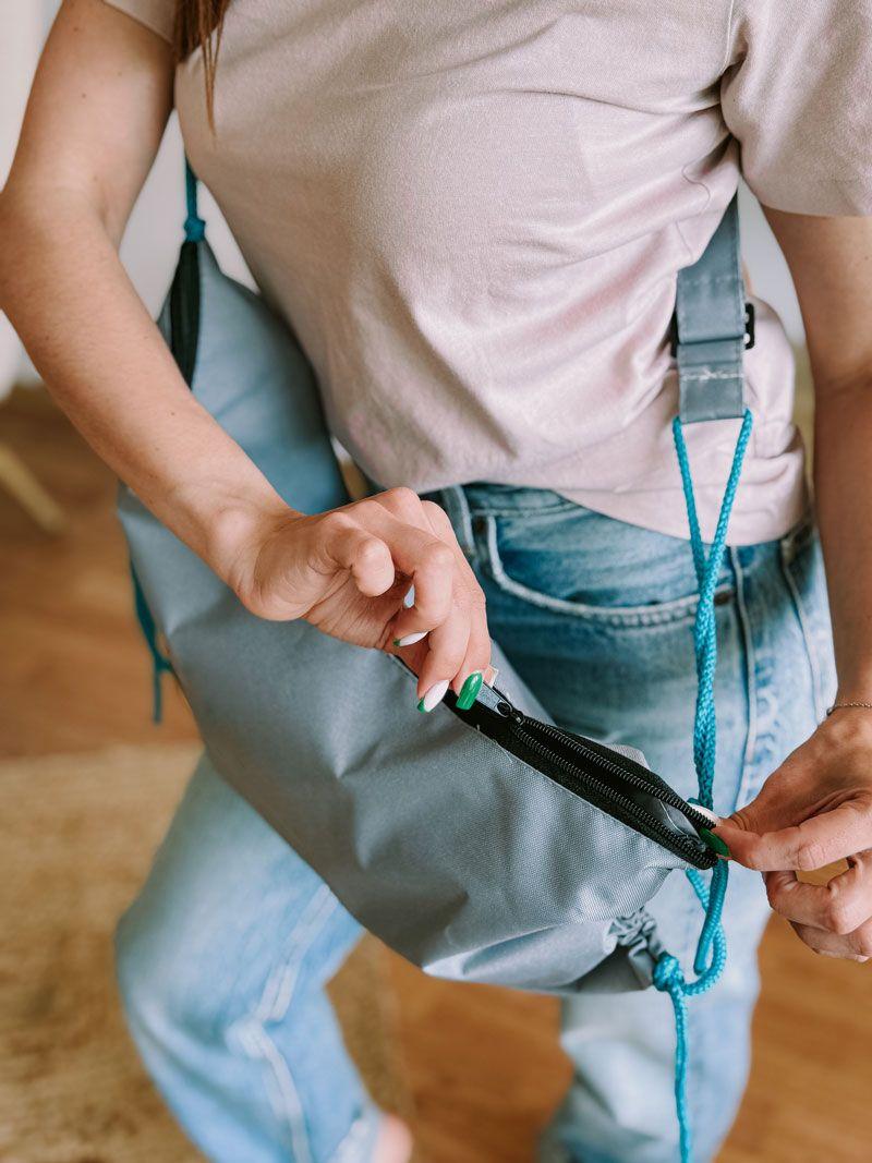 Світло-сіра сумка-кросбоді з плащівки із затяжками та блискавкою - легка водовідштовхувальна сумка на плече без друку, розмір: 50см х 25см