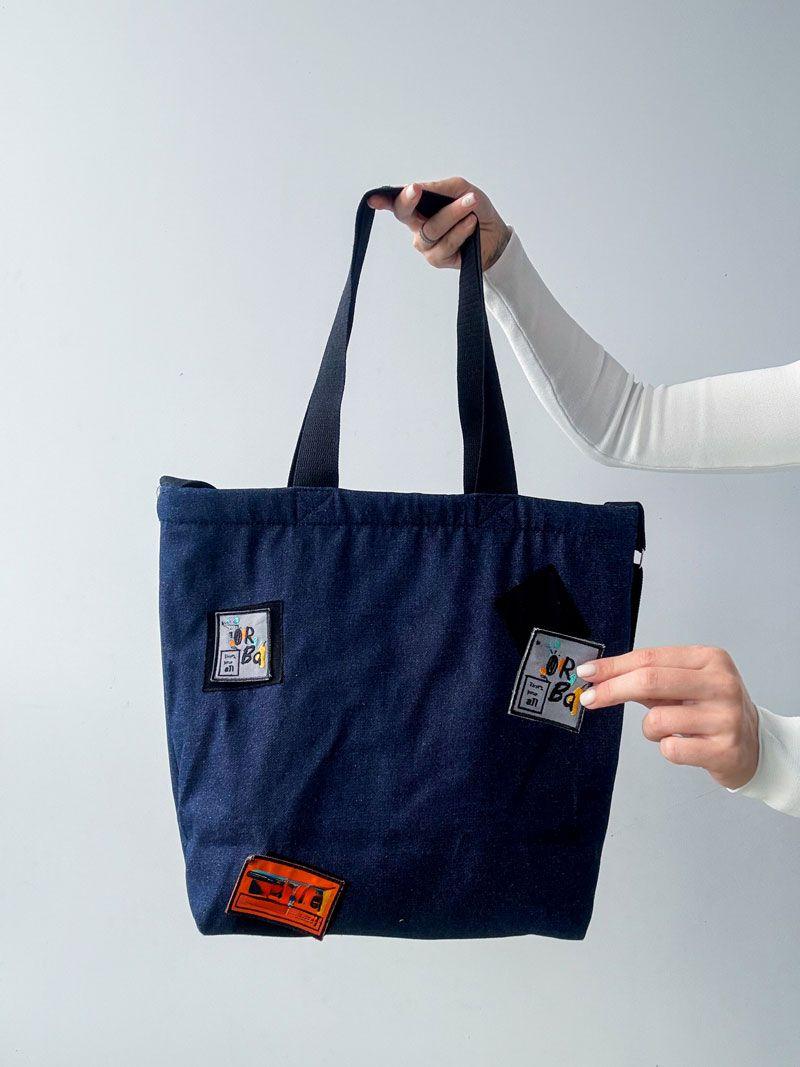 Тёмно-синяя джинсовая сумка с декоративными патчами и внутренними карманами - прочая шоппер-сумка для повседневного использования без печати размер: 45см х 38см х 15см