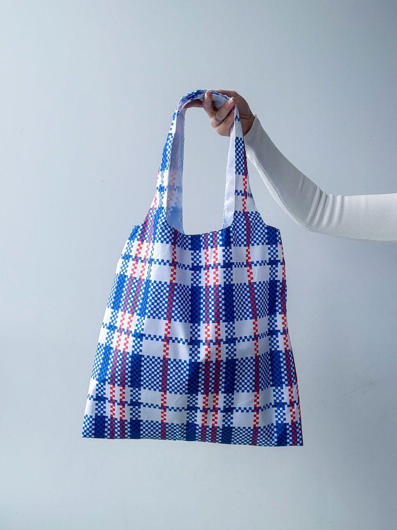 Сумка-пакет із плащівки в клітинку з широкою ручкою - легка складна еко-сумка для покупок, прогулянок та щоденного використання без друку розмір: 45см × 71см