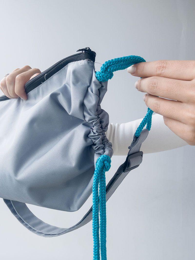 Світло-сіра сумка-кросбоді з плащівки із затяжками та блискавкою - легка водовідштовхувальна сумка на плече без друку, розмір: 50см х 25см