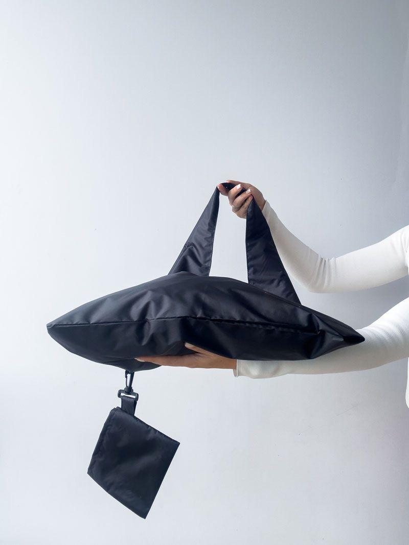 Чёрная сумка-пакет из плащевки с боковым карманом - лёгкая складная экосумка для покупок и повседневного использования без печати размер: 55см × 70см