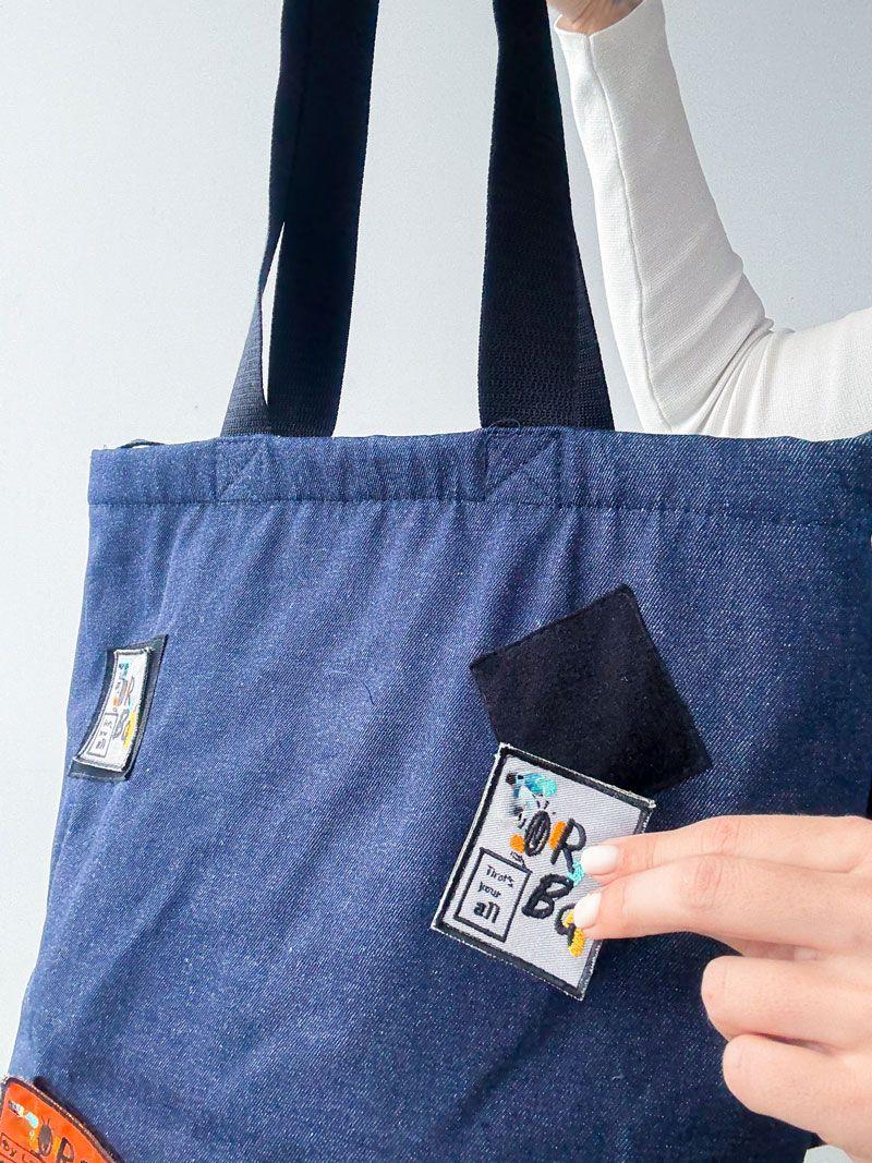 Тёмно-синяя джинсовая сумка с декоративными патчами и внутренними карманами - прочая шоппер-сумка для повседневного использования без печати размер: 45см х 38см х 15см