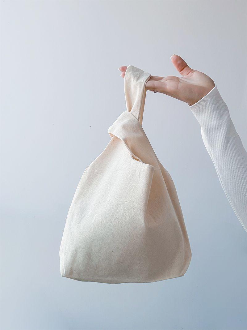 Бежева сумка з натуральної саржі з ручками різної довжини — одна ручка протягується в іншу, утворюючи зручний мішечок для покупок, без друку, розмір: 30см х 30см х 7см